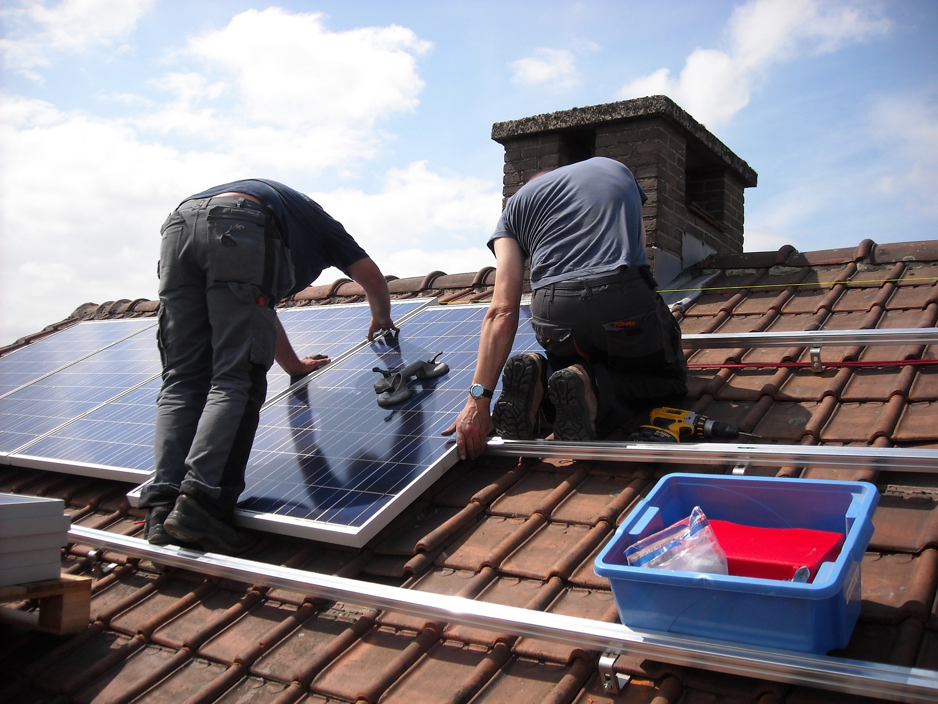 The Difference Between Solar Panels and Solar Roofing